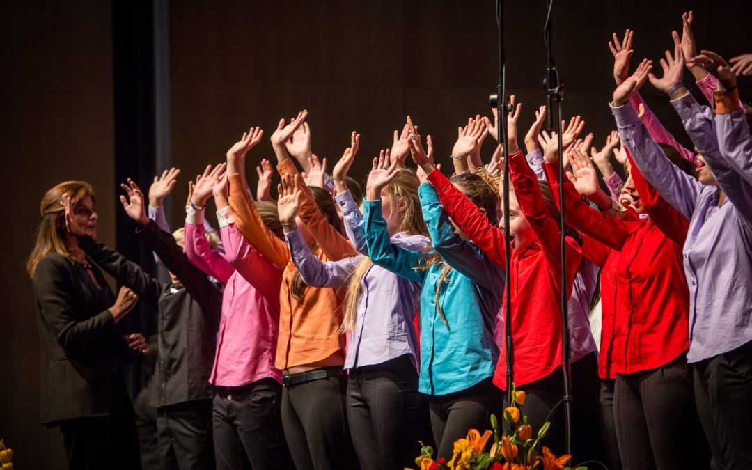 1950 We serve  2026 We singBambini, ragazzi e giovaniinterpretano i canti del nostro cuore